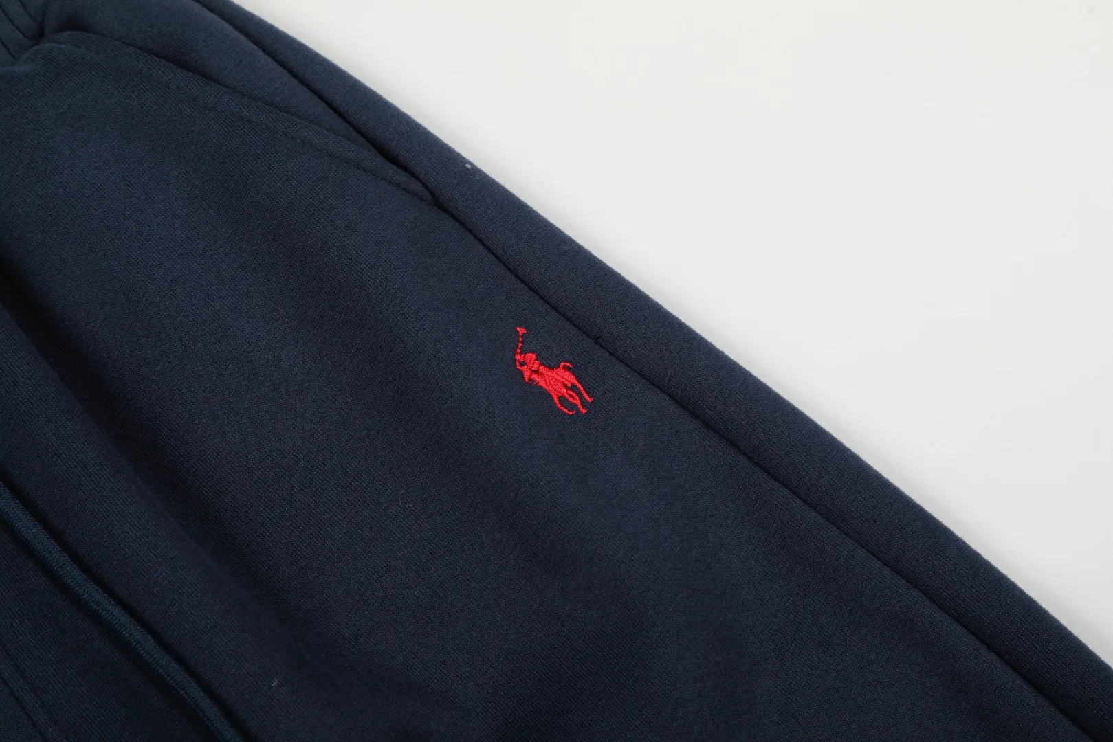 P230 Top quality" Style number: T7005# [Ralph Lauren solid color pony embroidered logo thickened velvet legged trousers] ✅Ralph Lauren Ralph Lauren classic basic versatile unisex autumn and winter velvet legged trousers ✅Pure cotton high-gram velvet thickened fabric The upper body is comfortable and warm ✅The version is restored to the original version The maximum size can be worn up to 180 pounds Loose, comfortable and stress-free ✅The upper body is simple and easy to wear ootd must-have. Good-looking clothes are never picky. A must-have in couples’ wardrobes. Size: S-XL. Color: Black, Gray, Navy Khaki.
